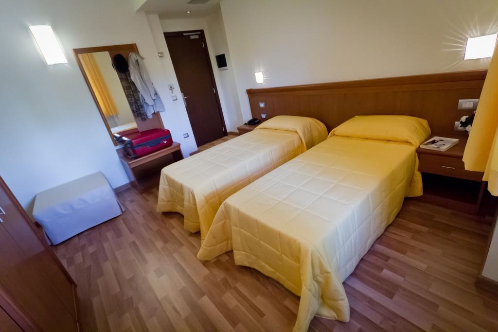 Hotel Donnini Асизи Стая снимка